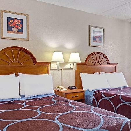 Americana Inn & Suites Lake Magdalene Extérieur photo