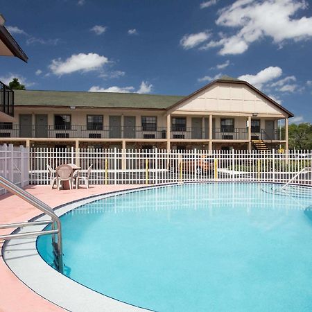 Americana Inn & Suites Lake Magdalene Extérieur photo