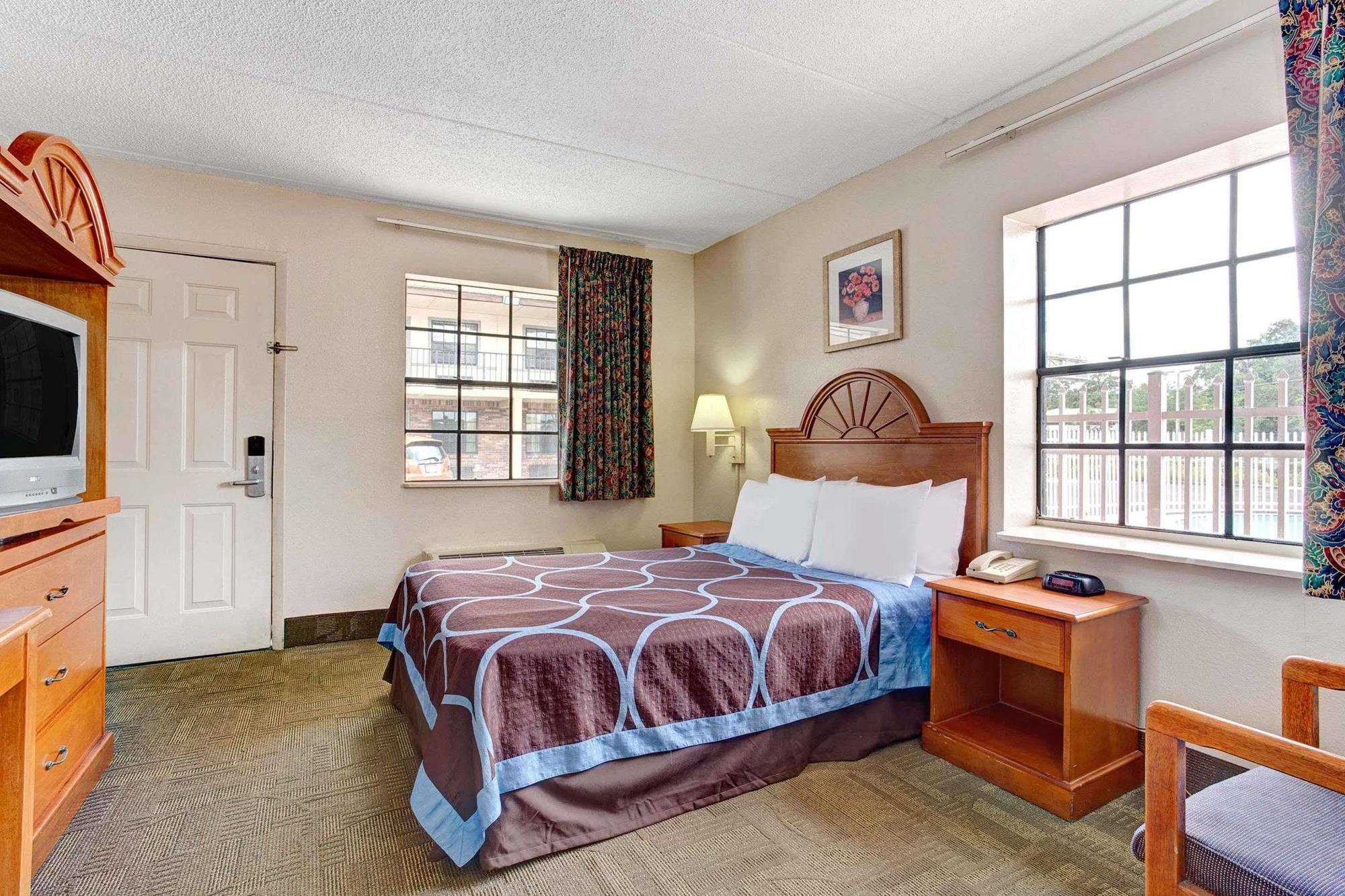 Americana Inn & Suites Lake Magdalene Extérieur photo